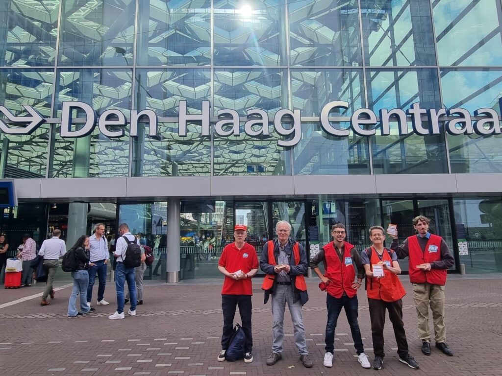 Vijf mensen van de lokale groep Den Haag, die voor het station klaar staan om te gaan flyeren voor de campagne.